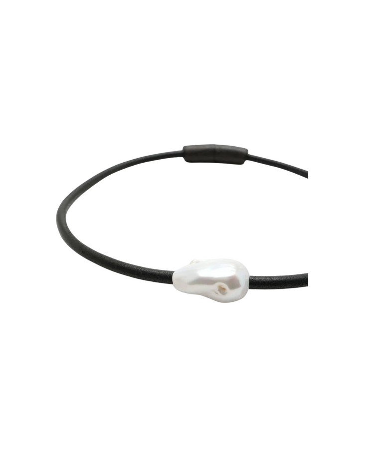 Lyséa Necklace: Leather, Baroque Pearl