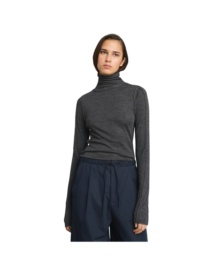 Lois Fitted Roll Collar With Visible Seams