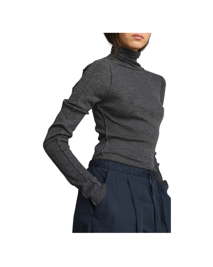 Lois Fitted Roll Collar With Visible Seams