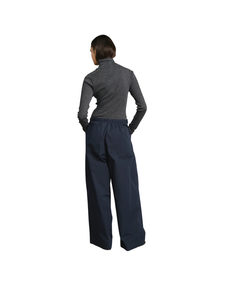 Lois Fitted Roll Collar With Visible Seams